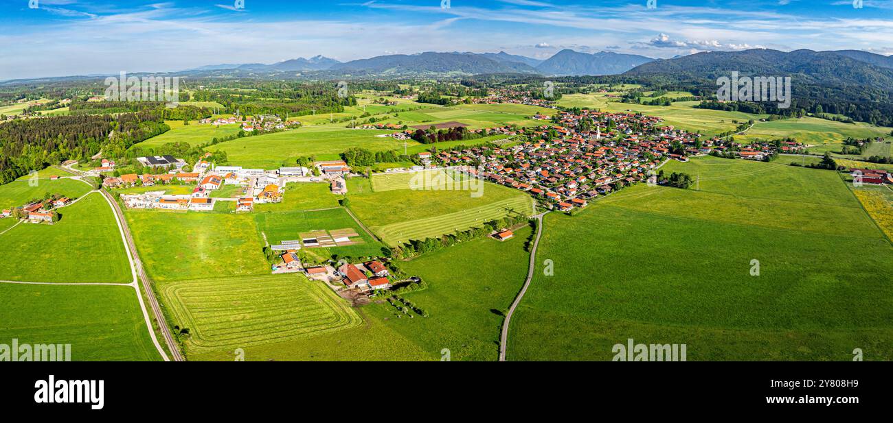 Waakirchen Bayerische Voralpen Deutschland. Luftpanorama. Sommer Stockfoto