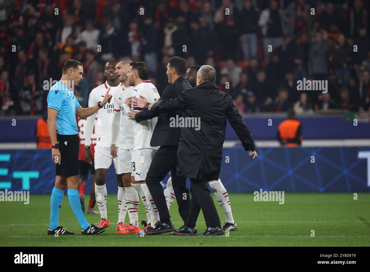 Leverkusen, Deutschland. Oktober 2024. Leverkusen, Deutschland. Oktober 2024. Schiedsrichter Sandro Schaerer nach dem Spiel mit (von links) Fikayo Tomori (Mailand), Alvaro Morata (Mailand), Christian Pulisic (Mailand) und Cheftrainer Paulo Alexandre Rodrigues Fonseca (Mailand), Champions League, Spieltag 2, Bayer 04 Leverkusen vs AC Milan, Leverkusen, Deutschland, 01.10.2024. Quelle: Jürgen Schwarz/Alamy Live News Stockfoto Leverkusen, Deutschland. Oktober 2024. Leverkusen, Deutschland. Oktober 2024. Schiedsrichter Sandro Schaerer nach dem Spiel mit (von links) Fikayo Tomori (Mailand), Alvaro Morata (Mailand), Christian Pulisic (Mailand) und Cheftrainer Paulo Alexandre Rodrigues Fonseca (Mailand), Champions League, Spieltag 2, Bayer 04 Leverkusen vs AC Milan, Leverkusen, Deutschland, 01.10.2024. Quelle: Jürgen Schwarz/Alamy Live News Stockfoto