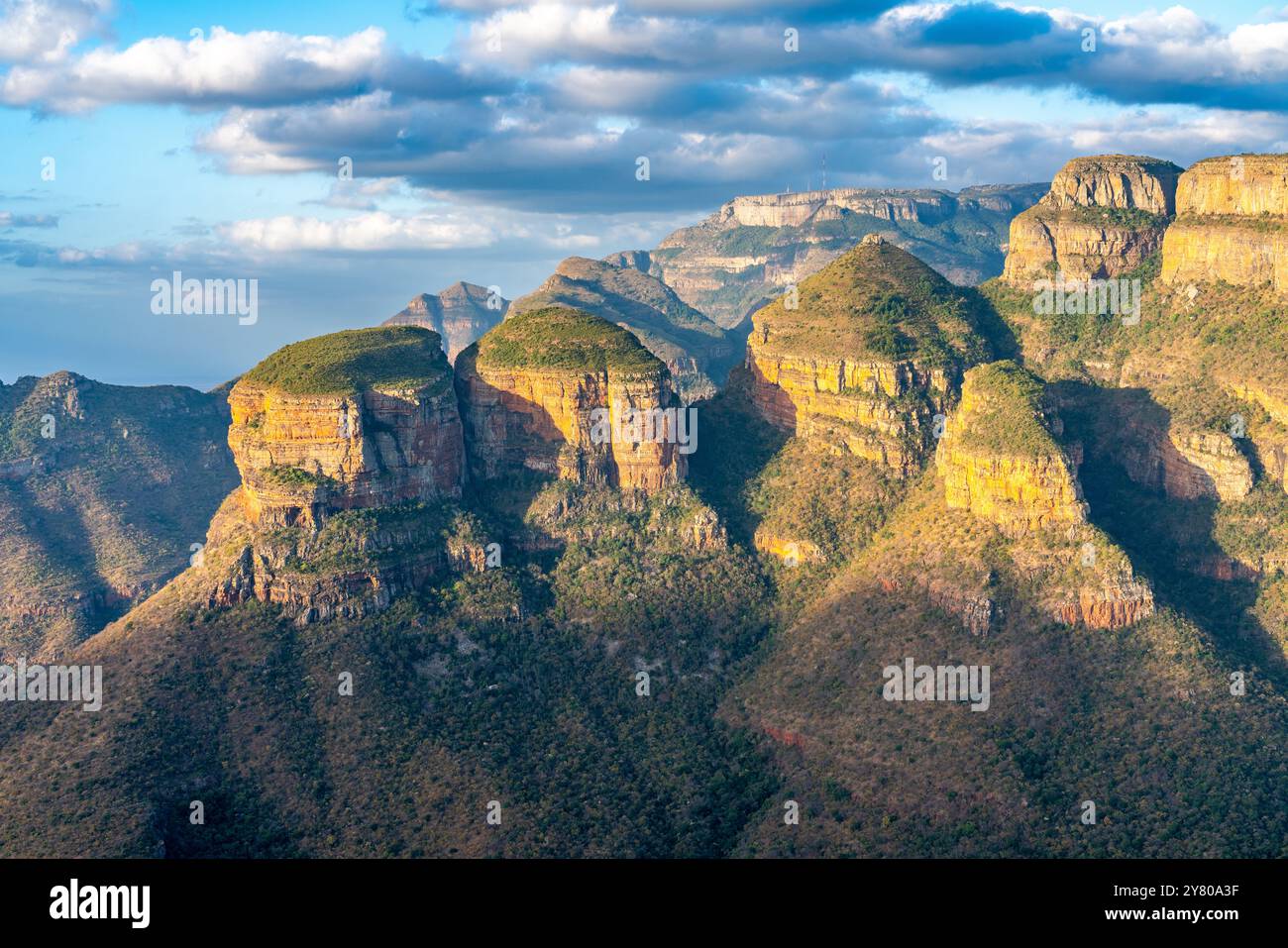 Pedi Rondeval Traditional rondavels -Fotos und -Bildmaterial in hoher Auflösung – Alamy