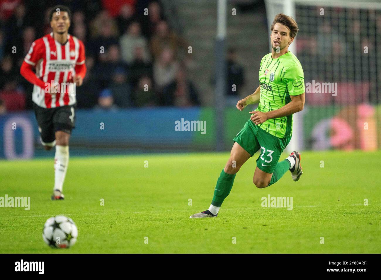 Daniel Braganca Sporting Lissabon kontrolliert den Ball während des MD2-Spiels der UEFA Champions League 2024/25 zwischen PSV Eindhoven und Sporting Clube de Portugal am 1. Oktober 2024 im Philips Stadion in Eindhoven. Defodi-747 WD2 6571 *** Daniel Braganca Sporting Lisbon kontrolliert den Ball während des Spiels der UEFA Champions League 2024 25 League Phase MD2 zwischen PSV Eindhoven und Sporting Clube de Portugal im Philips Stadion am 1. Oktober 2024 in Eindhoven, Niederlande Defodi 747 WD2 6571 Defodi-747 Stockfoto