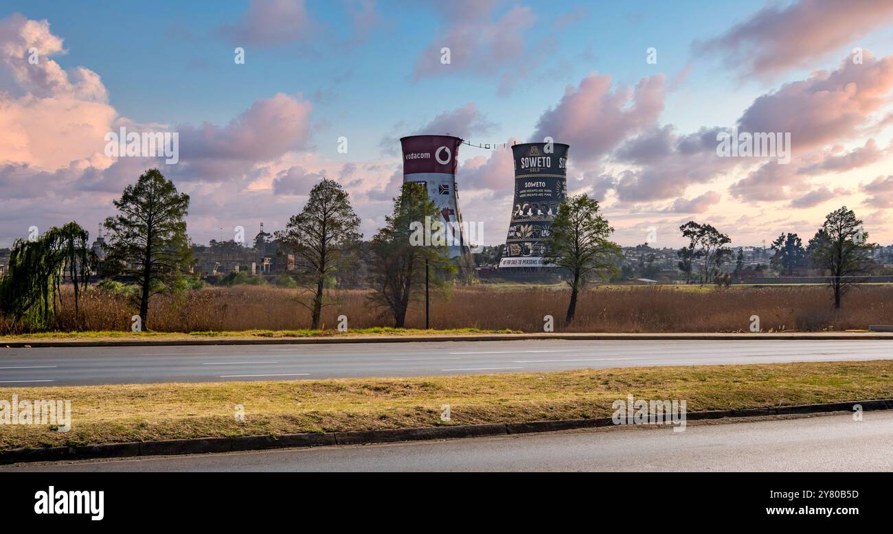 Orlando Power Station, ein stillgelegtes Kohlekraftwerk in Soweto, Township der Stadt Johannesburg, Südafrika. Die Kühltürme sind Stockfoto