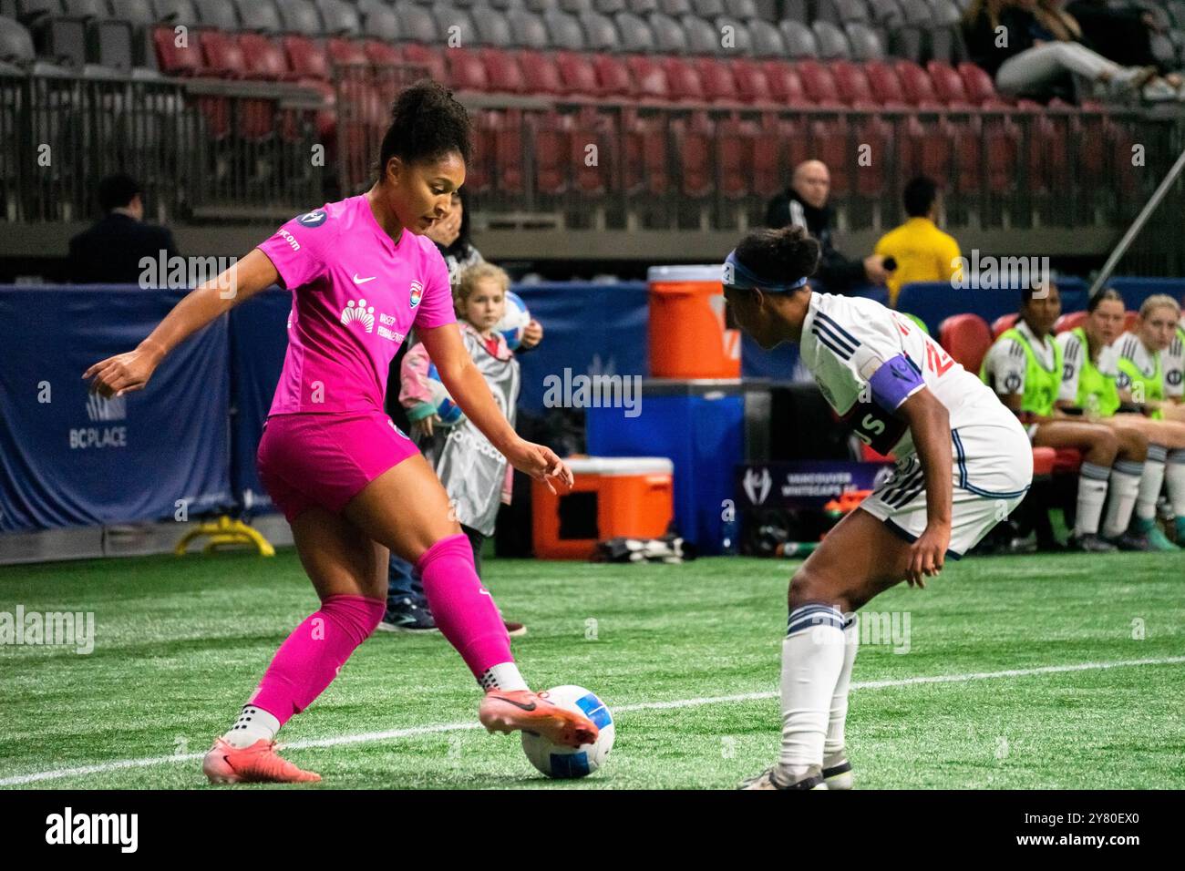 Vancouver, Kanada. Oktober 2024. Vancouver, British Columbia, Kanada, 1. Oktober 2024: Elyse Bennett (23 San Diego Wave) kontrolliert den Ball, während Brianne Reed (28 Vancouver Whitecaps FC Girls Elite) während des Gruppenspiels des CONCACACAF W Champions Cup zwischen Vancouver Whitecaps FC Girls Elite und San Diego Wave im BC Place Stadium in Vancouver, British Columbia, Kanada verteidigt (NUR REDAKTIONELLE VERWENDUNG). (Amy Elle/SPP) Credit: SPP Sport Press Photo. /Alamy Live News Stockfoto