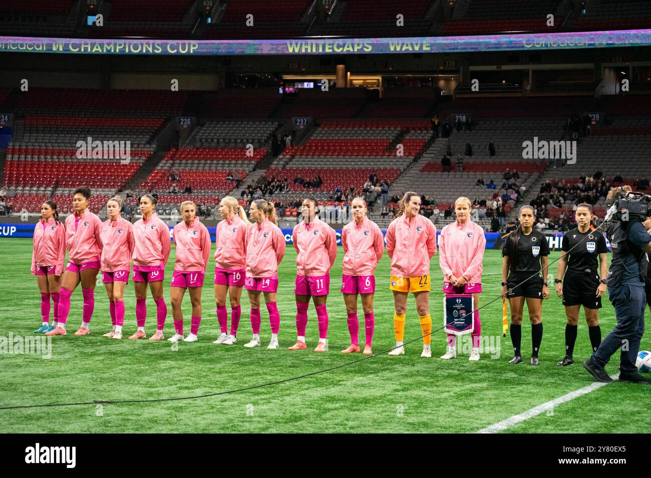 Vancouver, Kanada. Oktober 2024. Vancouver, British Columbia, Kanada, 1. Oktober 2024: San Diego Wave während der Nationalhymnen vor dem Gruppenspiel des CONCACAF W Champions Cup zwischen Vancouver Whitecaps FC Girls Elite und San Diego Wave im BC Place Stadium in Vancouver, British Columbia, Kanada (NUR REDAKTIONELLE VERWENDUNG). (Amy Elle/SPP) Credit: SPP Sport Press Photo. /Alamy Live News Stockfoto