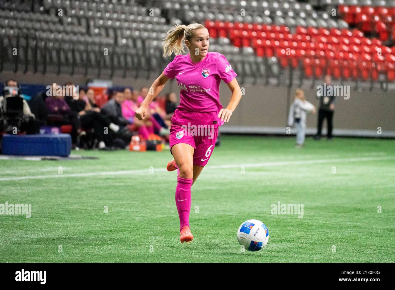 Vancouver, Kanada. Oktober 2024. Vancouver, British Columbia, Kanada, 1. Oktober 2024: Hanna Lundkvist (6 San Diego Wave) kontrolliert den Ball während des Gruppenspiels des CONCACACAF W Champions Cup zwischen Vancouver Whitecaps FC Girls Elite und San Diego Wave im BC Place Stadium in Vancouver, British Columbia, Kanada (NUR REDAKTIONELLE VERWENDUNG). (Amy Elle/SPP) Credit: SPP Sport Press Photo. /Alamy Live News Stockfoto