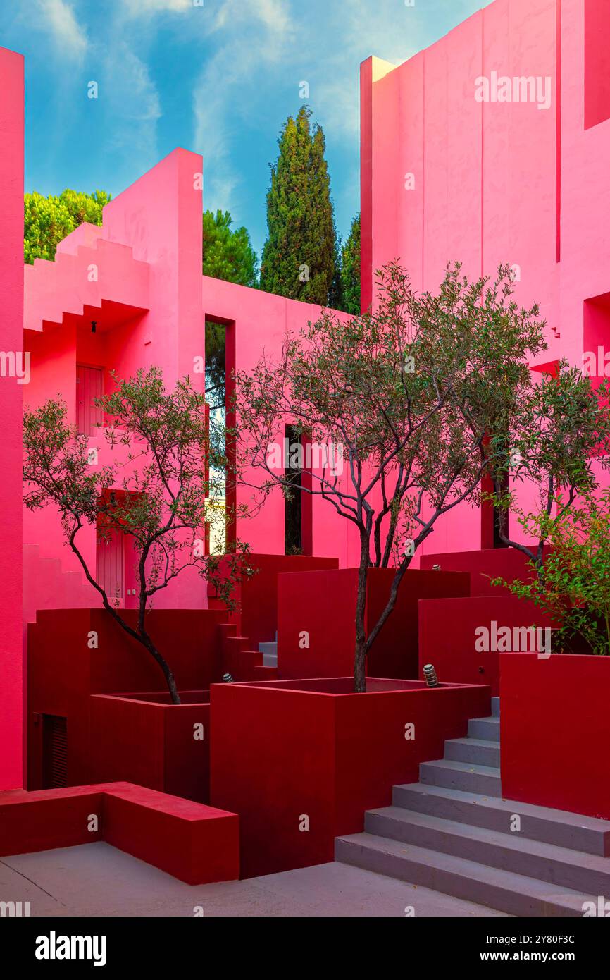 Spanien, Calpe (oder Calp): Spanien, Calpe (oder Calp): La Muralla Roja (Rote Mauer), Apartmentkomplex an der Costa Blanca, entworfen vom Architekten Ricardo Stockfoto