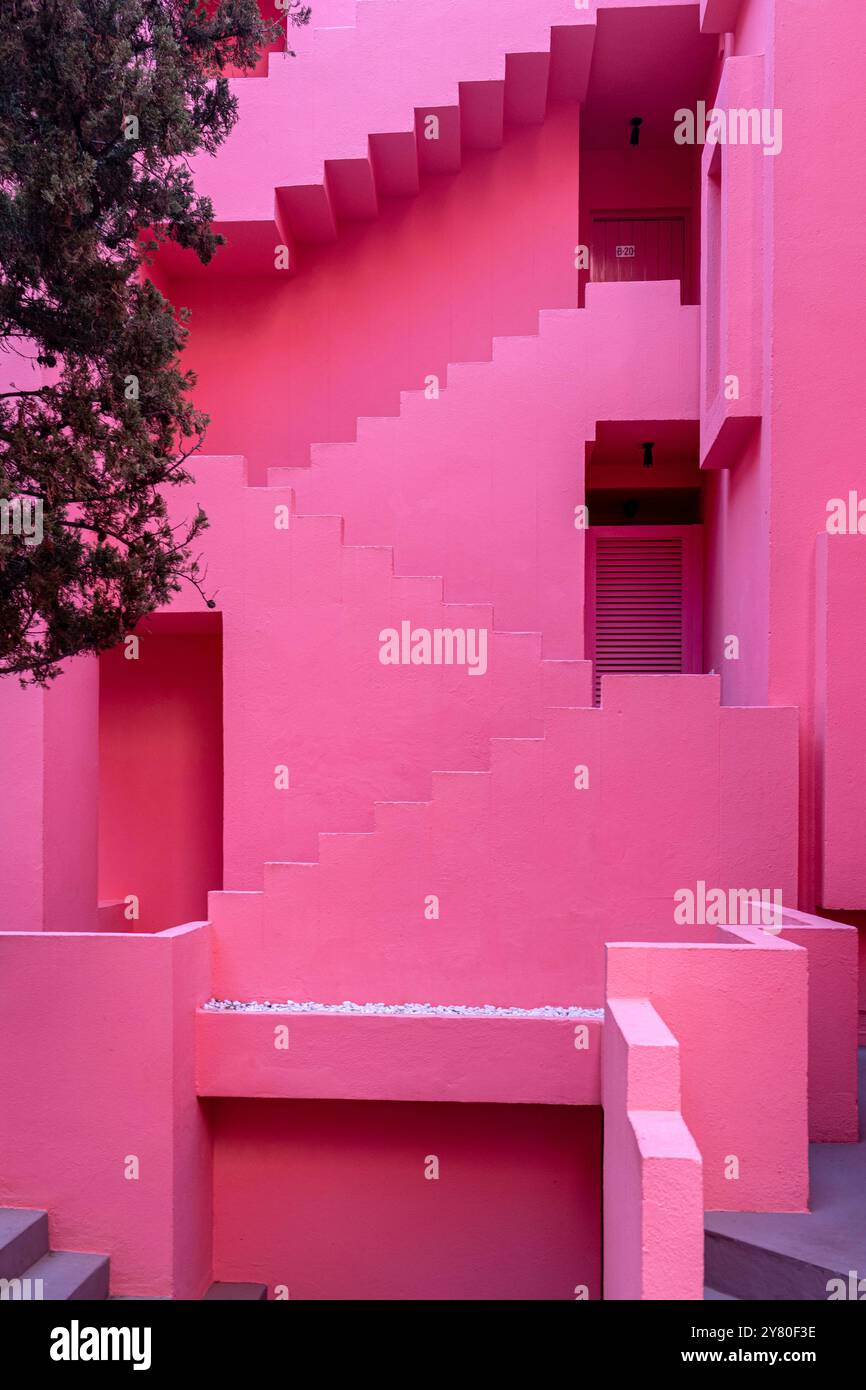 Spanien, Calpe (oder Calp): Spanien, Calpe (oder Calp): La Muralla Roja (Rote Mauer), Apartmentkomplex an der Costa Blanca, entworfen vom Architekten Ricardo Stockfoto