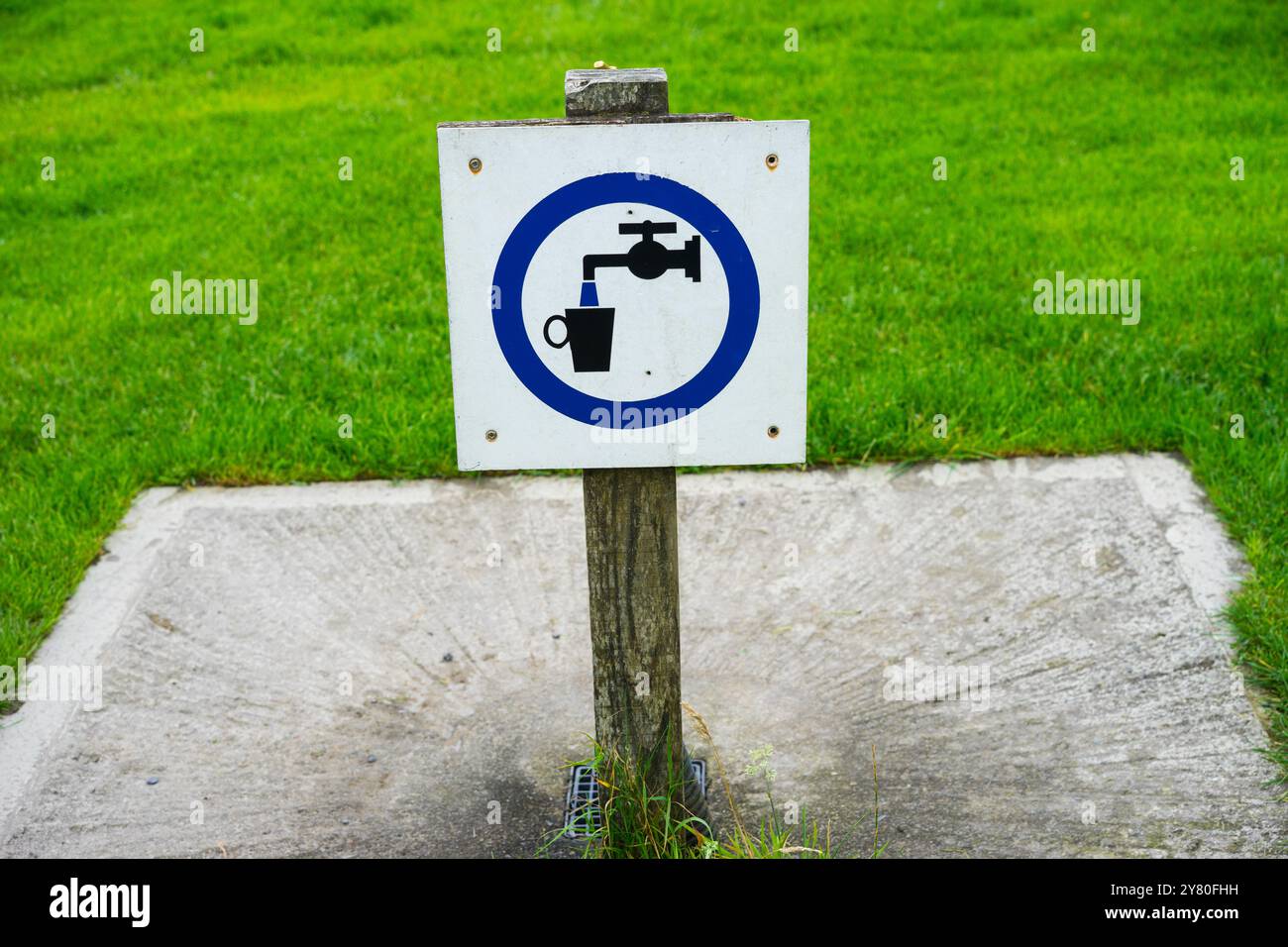 Schild für frisches Trinkwasser auf dem Campingplatz, Großbritannien. Stockfoto