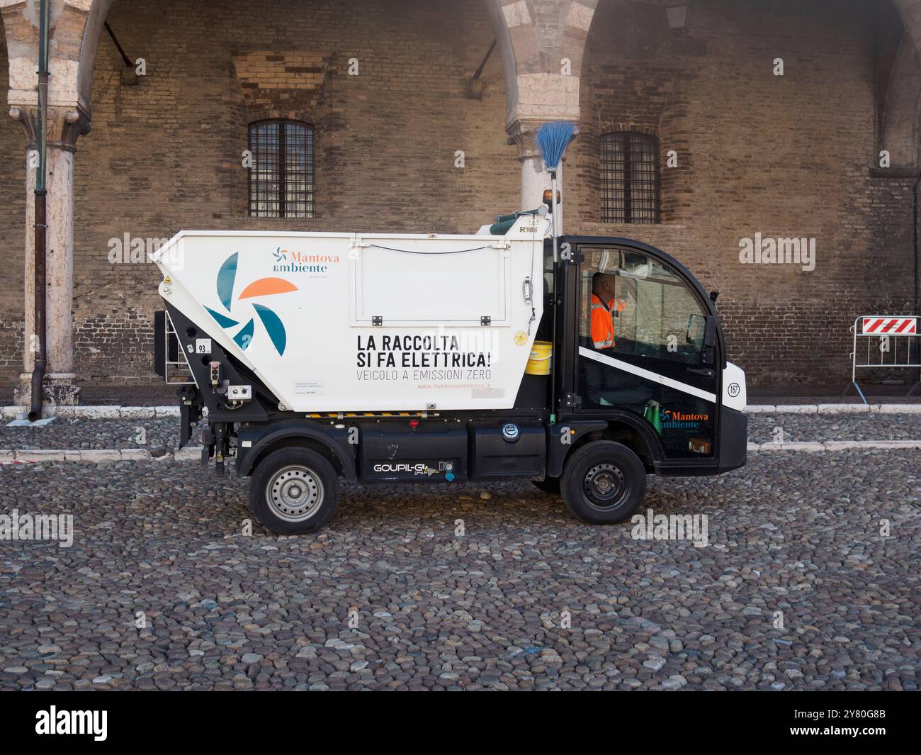 Mantua, Italien 30. September 2024 kleiner Elektromüllwagen mit abgesenkter Ladeplattform, der für die getrennte Müllsammlung von Tür zu Tür in t verwendet wird Stockfoto