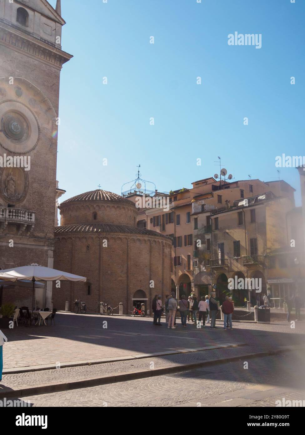 Mantua, Italien 30. September 2024 Touristen, die auf der piazza erbe stehen, genießen die Architektur des historischen Stadtzentrums von mantua auf einer sonnigen Insel Stockfoto