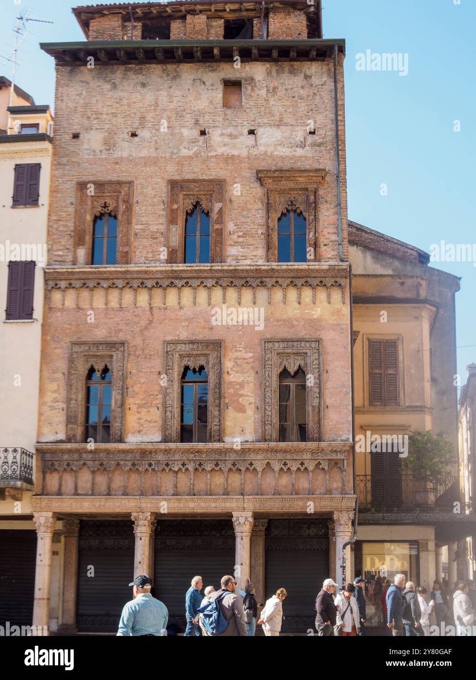 Mantua, Italien 30. September 2024 Touristen bewundern einen mittelalterlichen Palast aus dem 14. Jahrhundert bei einem Spaziergang auf dem mantegna-Platz in mantua, italien Stockfoto