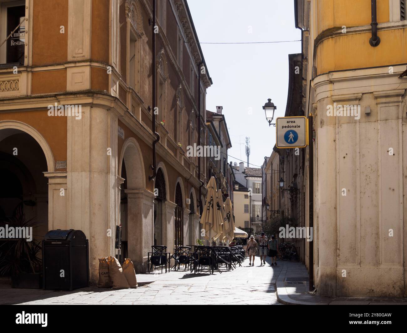 Mantua, Italien 30. September 2024 Touristen, die in einer Fußgängerzone im historischen Zentrum von mantua spazieren, genießen einen sonnigen Sommertag Stockfoto