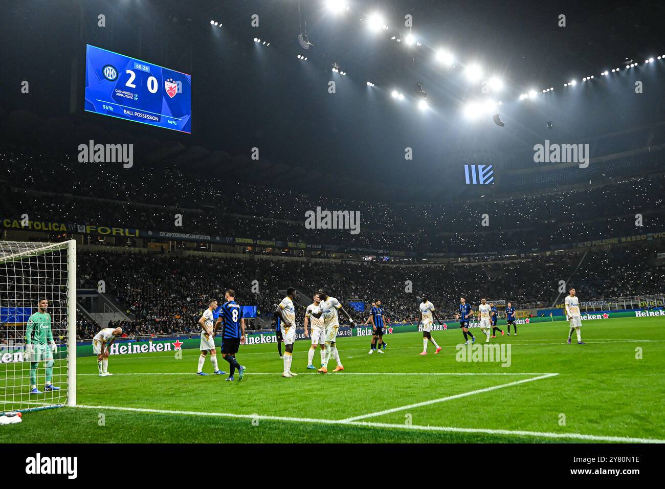 Fans mit Lichtern während des UEFA Champions League-Fußballspiels Inter Mailand gegen Crvena Zvezda Beograd ( Roter Stern ) im San Siro Stadium in Mailand, Italien am 1. Oktober 2024 Credit: Piero Cruciatti/Alamy Live News Stockfoto