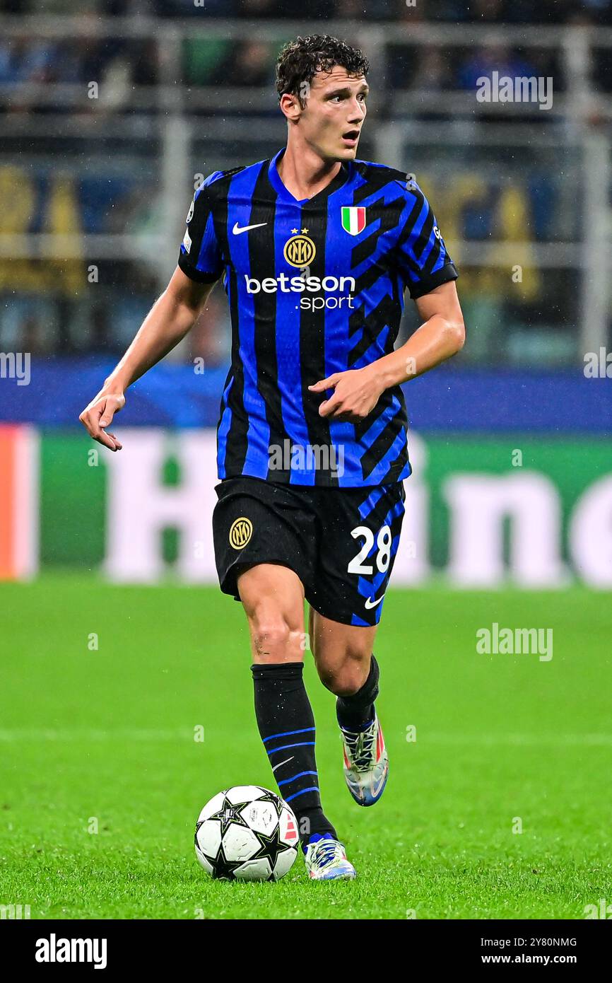 Der französische Inter Mailand-Verteidiger #28 Benjamin Pavard kontrolliert den Ball während des UEFA Champions League-Spiels Inter Mailand gegen Crvena Zvezda Beograd ( Roter Stern ) im San Siro Stadion in Mailand am 1. Oktober 2024 Credit: Piero Cruciatti/Alamy Live News Stockfoto