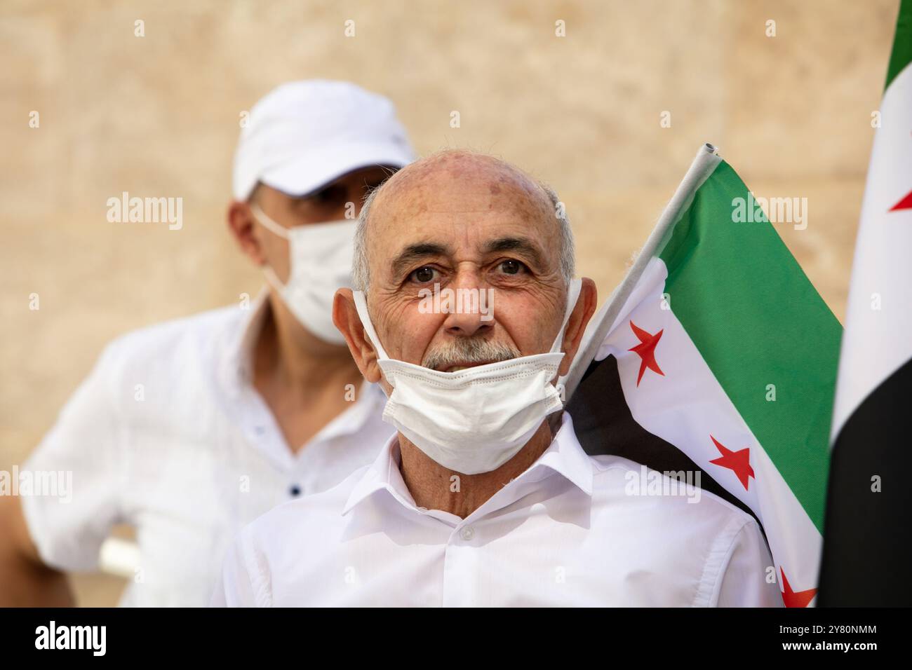 Gaziantep, Türkei. 26. Mai 2021. Dutzende Anhänger der syrischen Opposition organisieren einen Protest gegen die aktuellen Präsidentschaftswahlen in Syrien. Während der Veranstaltung standen Kinder der Teilnehmer in einer Schlange, um ihre Stimme für die Ablehnung in einem Karton mit Karikaturen des syrischen Präsidenten abzugeben. 12.000 Wahllokale wurden in ganz Syrien für die Präsidentschaftswahl eingerichtet, die zweite seit Beginn des Konflikts im Jahr 2011. Präsident Al-Assad tritt gegen Abdullah Salloum Abdullah, den ehemaligen Staatsminister für parlamentarische Angelegenheiten, und Mahmoud Ahmad Marei, den Chef der Nationalen Demokratischen Front, an Stockfoto