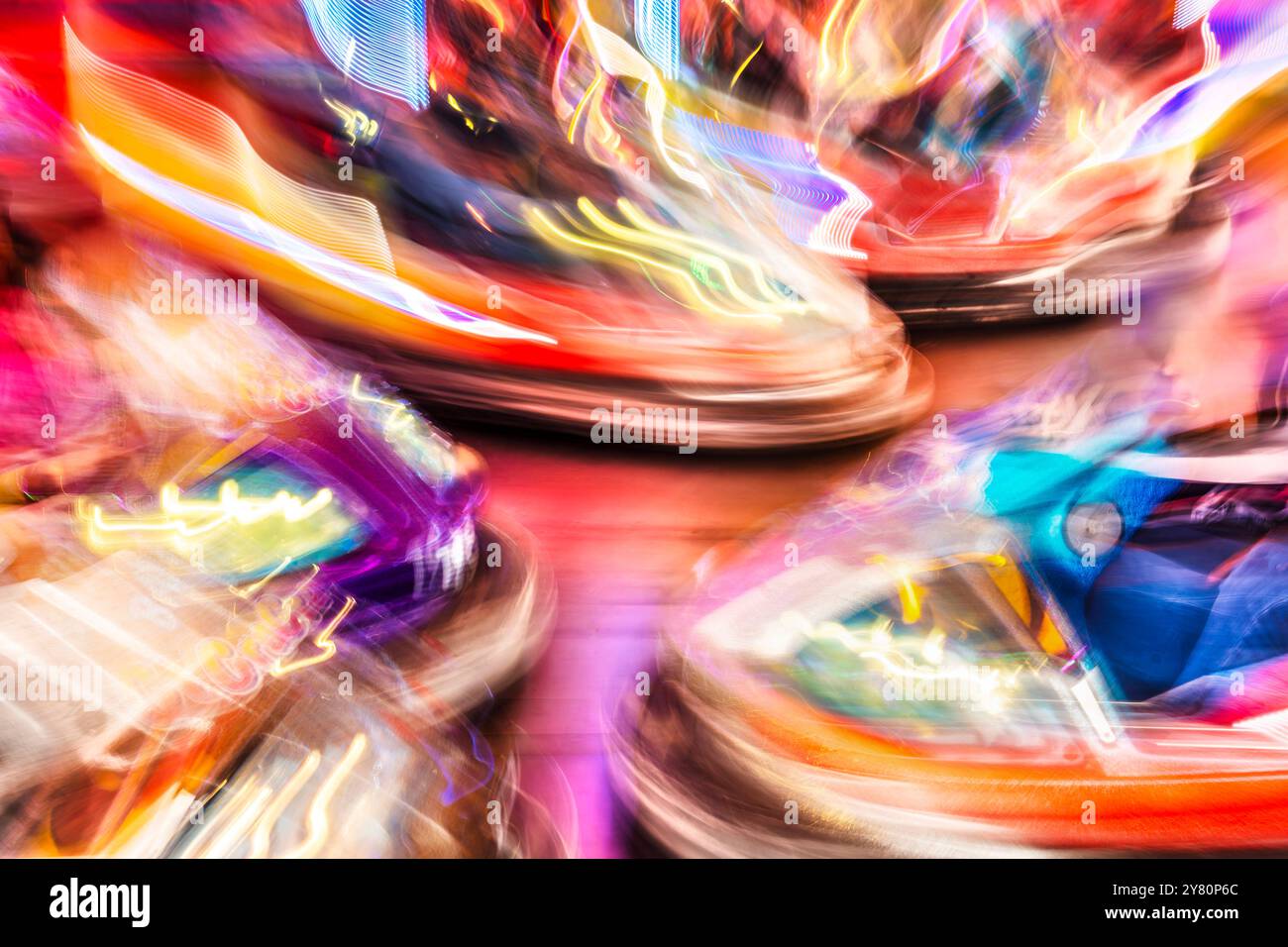 Autoscooter auf dem Oktoberfest, Farbenrausch und Lichtspuren, München, Oktober 2024 Deutschland, München, Oktober 2024, Autoscooter auf dem Oktoberfest, Farbenrausch und Lichtspuren, lange Belichtung, bayerisch, Volksfest, Bayern, *** Stoßwagen auf dem Oktoberfest, Aufruhr der Farben und Lichtspuren, München, Oktober 2024 Deutschland, München, Oktober 2024, Stoßwagen auf dem Oktoberfest, Farbenpracht und Lichtspuren, lange Exposition, Bayerisch, Volksfest, Bayern, Stockfoto