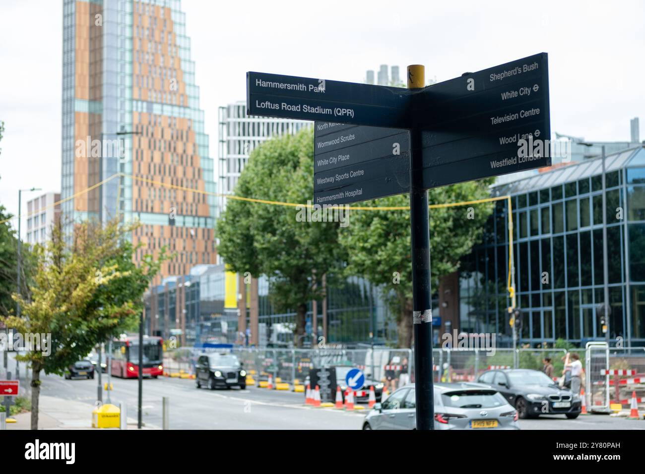 LONDON, 15. AUGUST 2024: Fußgängerschilder in White City für das Loftus Road Stadium und andere lokale Sehenswürdigkeiten Stockfoto