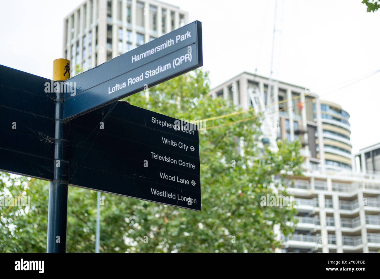 LONDON, 15. AUGUST 2024: Fußgängerschilder in White City für das Loftus Road Stadium und andere lokale Sehenswürdigkeiten Stockfoto