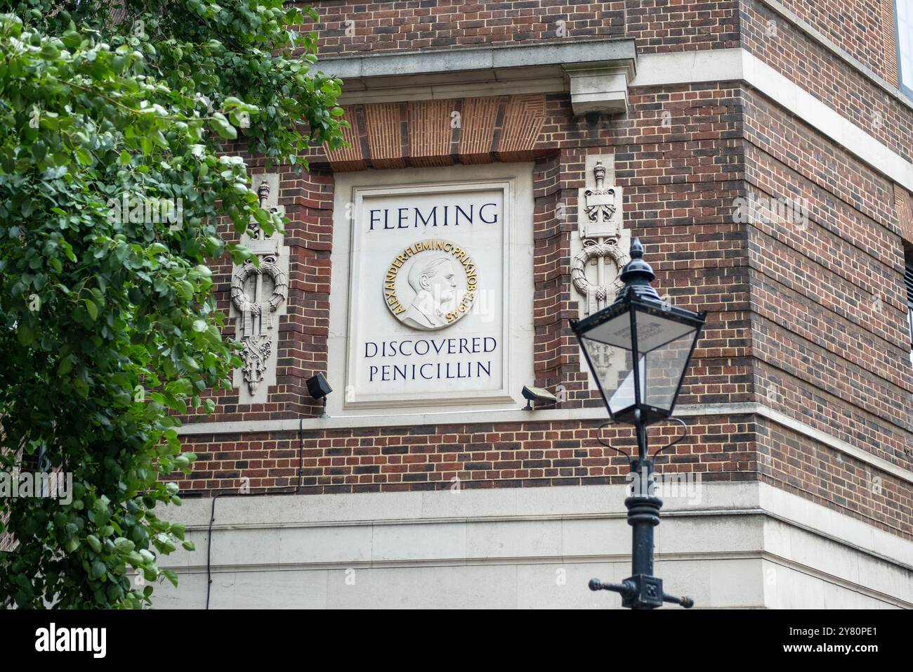 LONDON, 22. AUGUST 2024: Flemming, Gründer der Penicillin-Plakette am Imperial College Healthcare NHS Trust St Marys Hospital in Paddington Stockfoto