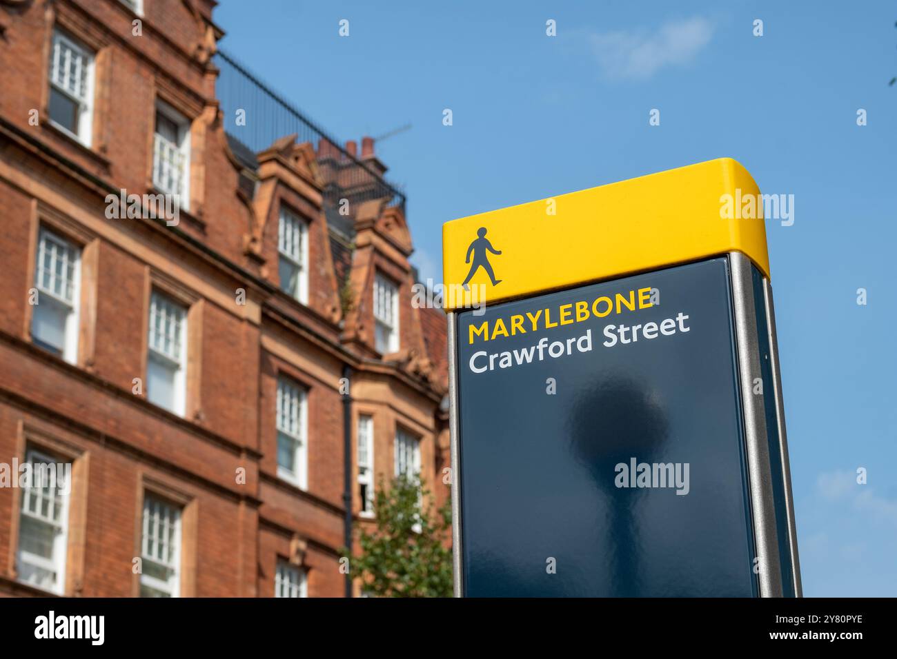 LONDON, 26. AUGUST 2024: Fußgängerschild zur Marylebone Crawford Street. Ein gehobenes Viertel im Londoner West End Stockfoto