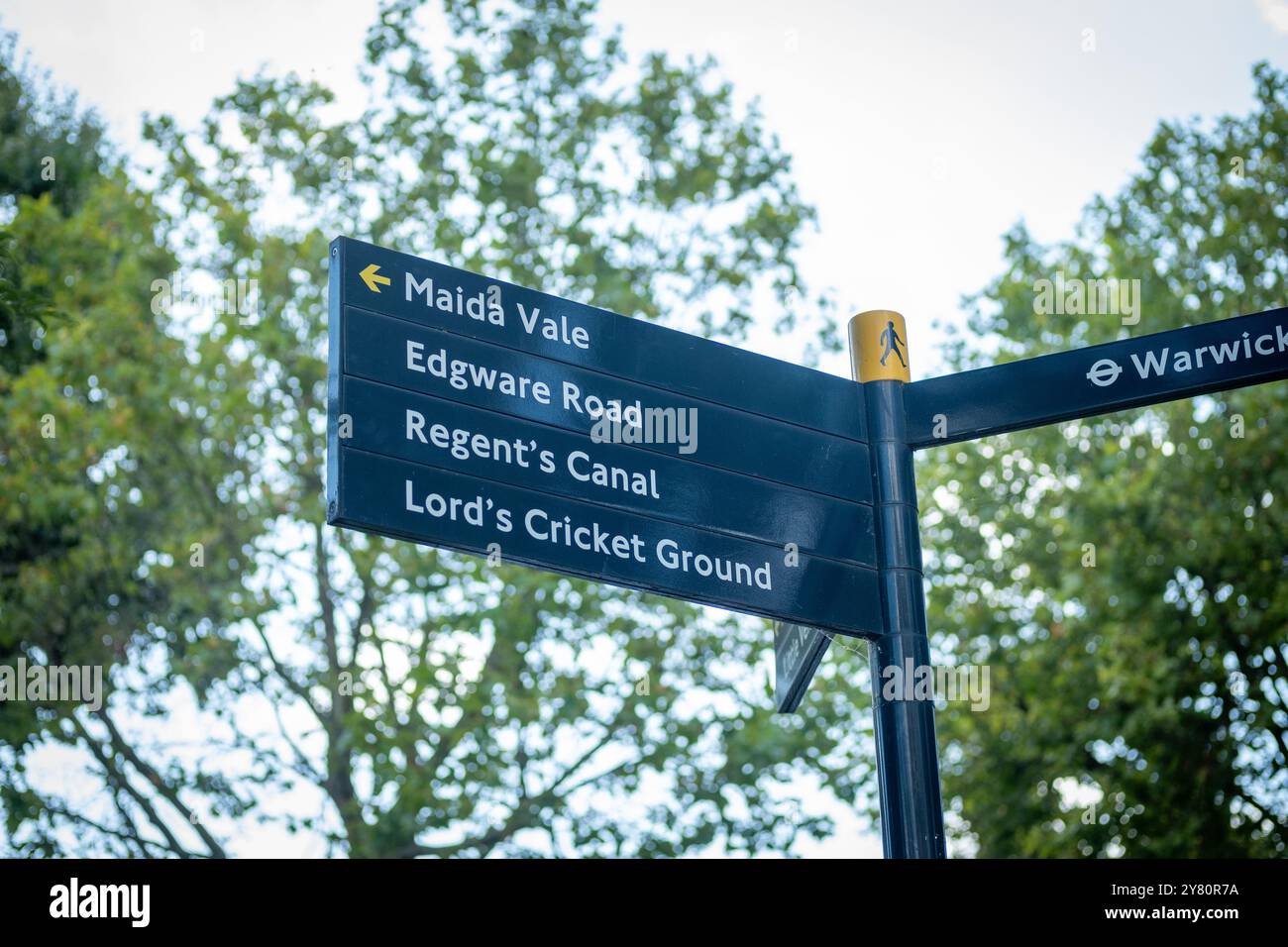 LONDON 9. AUGUST 2024: LONDON 9. AUGUST 2024: Fußgängerschild für Maida Vale, Edgware Road, Regents Canal und Lords Cricket Ground Stockfoto