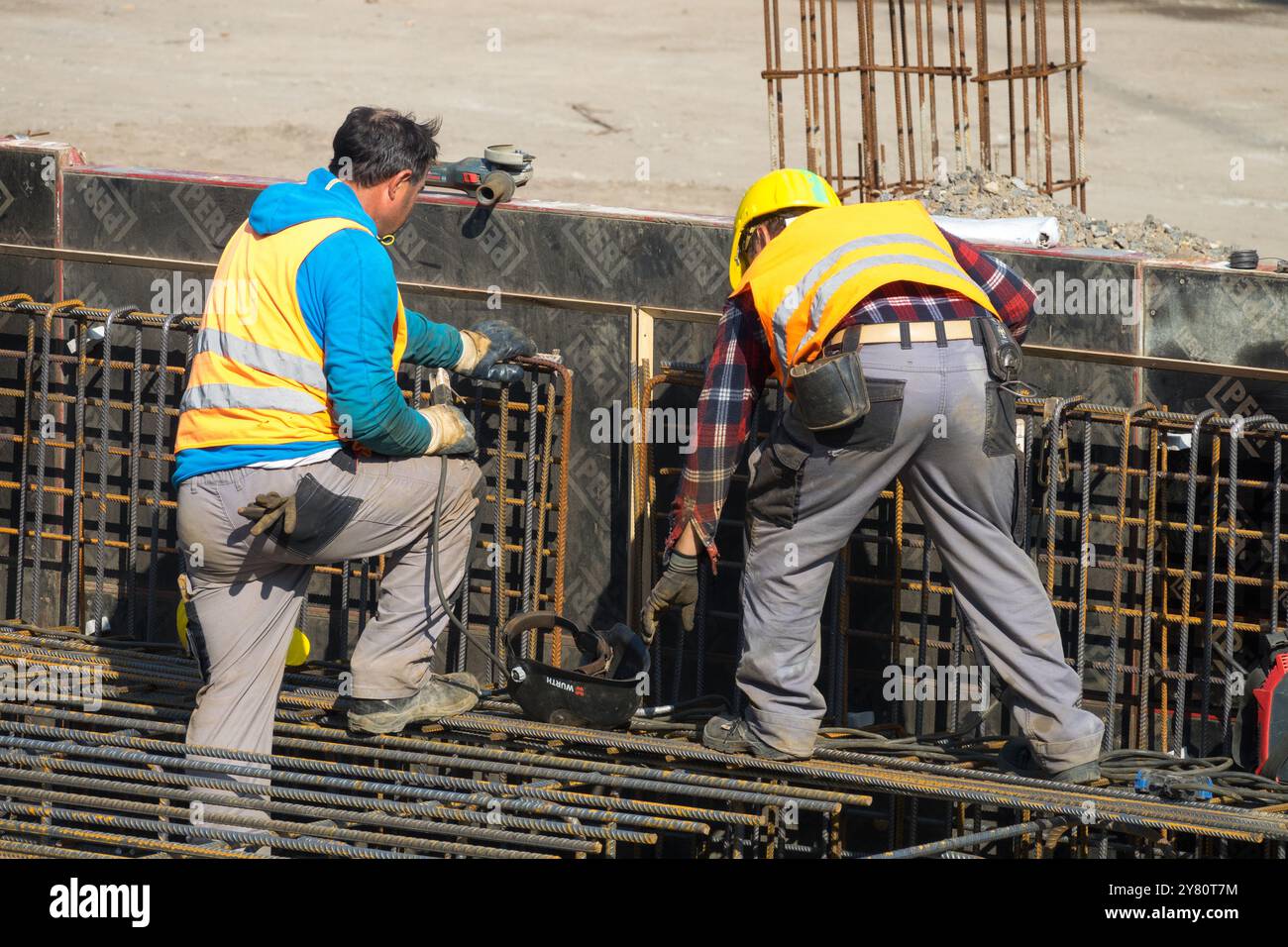Zwei Arbeiter auf der Baustelle Berlin Deutschland Stockfoto
