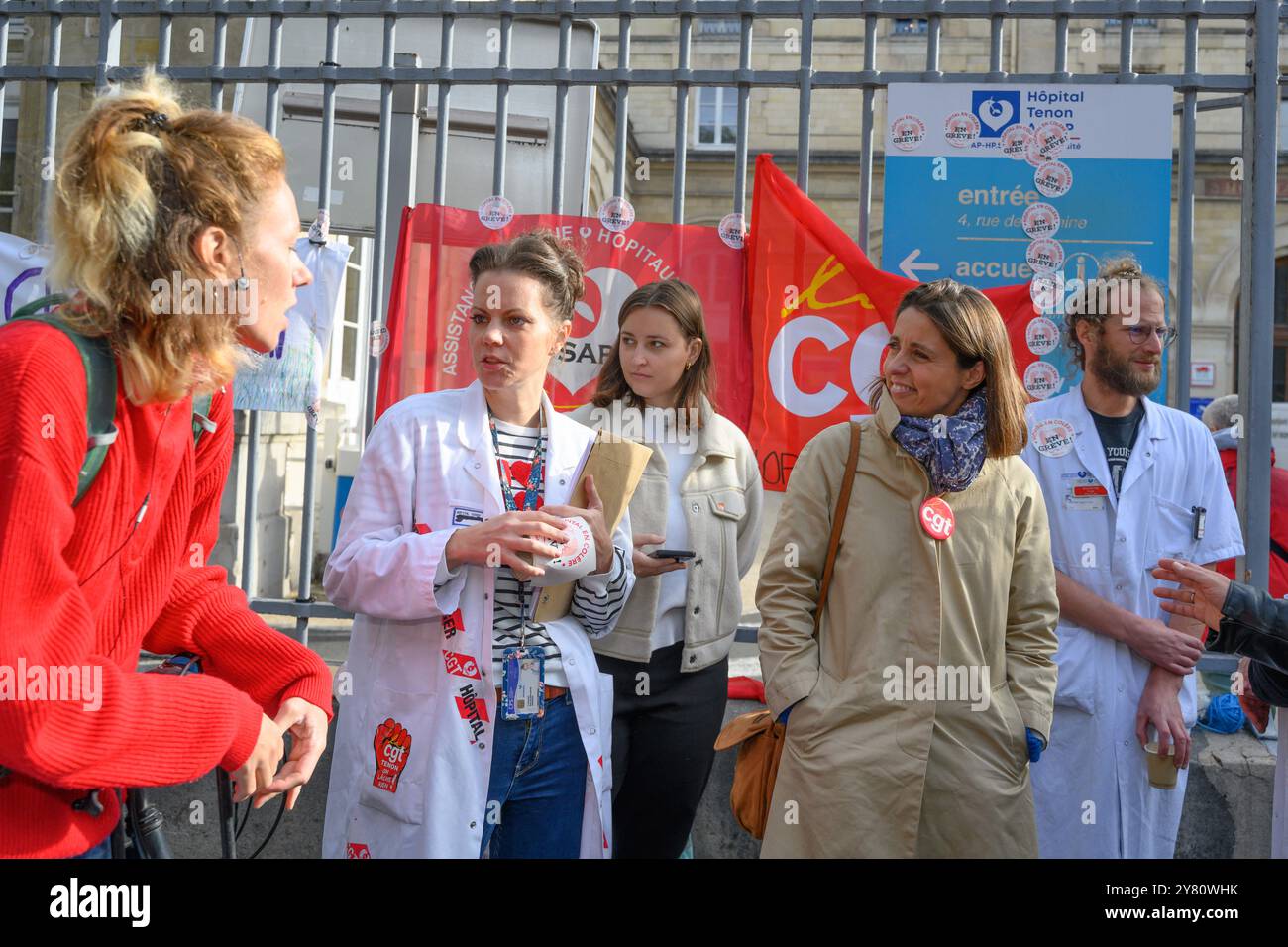 Paris, Frankreich. Oktober 2024. Die Generalsekretärin des Tenon Hospital, Sophie Vilaire, und die Generalsekretärin des französischen gewerkschaftsverbandes für Arbeit (CGT), Sophie Binet, schließen sich am 1. Oktober 2024 dem streikenden Krankenhauspersonal vor dem Teton AP-HP Krankenhaus in Paris an. Foto: Pierrick Villette/ABACAPRESS. COM Credit: Abaca Press/Alamy Live News Stockfoto