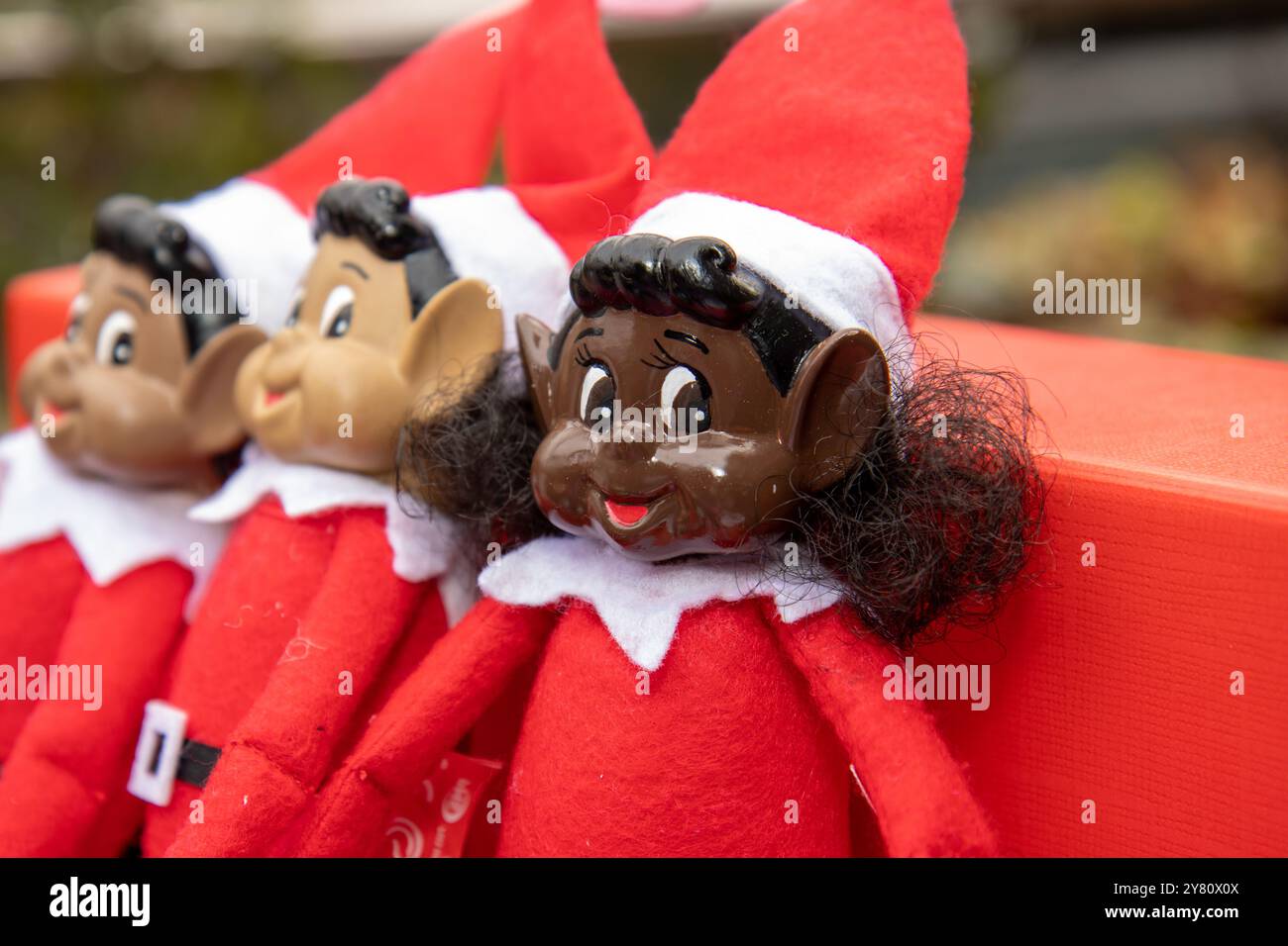 Eine birassische freche Elfenpuppe oder Elfen, die sich schlecht benehmen, Junge und Mädchen elf- freche Elfen Stockfoto