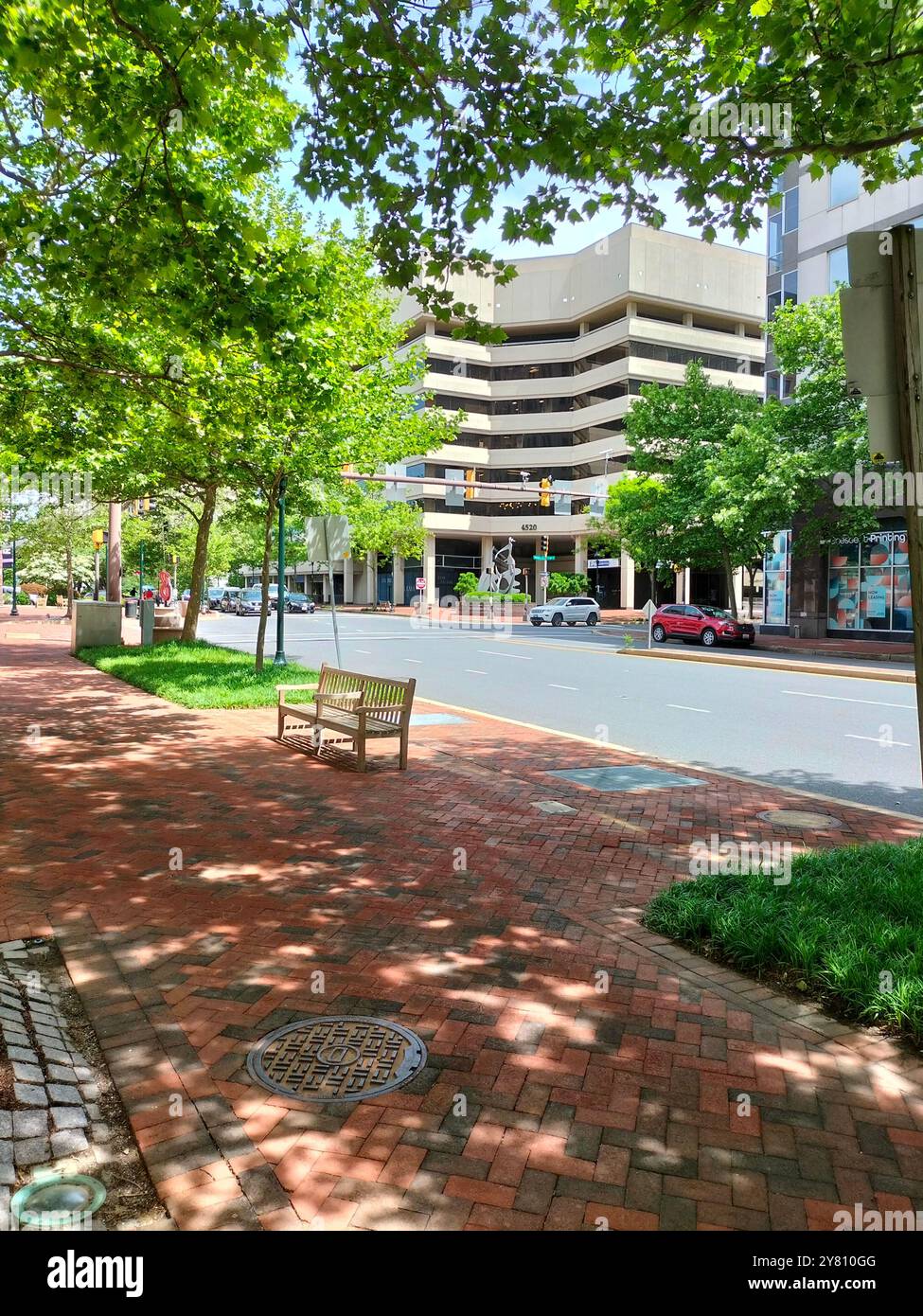 Erleben Sie die architektonische Schönheit der Innenstadt von Bethesda, MD an einem perfekten sonnigen Tag Stockfoto