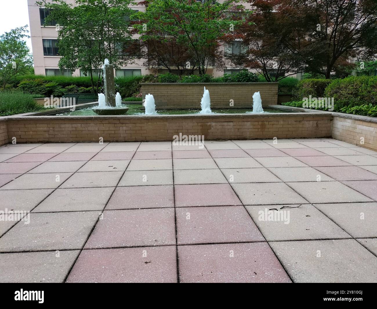 Erleben Sie die architektonische Schönheit der Innenstadt von Bethesda, MD an einem perfekten sonnigen Tag Stockfoto