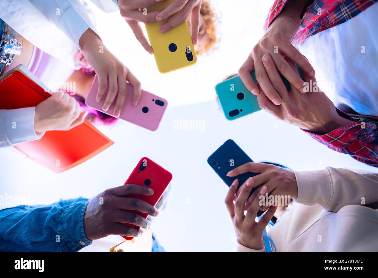 Gruppe von Leuten, die bunte Smartphones im Kreis halten Stockfoto