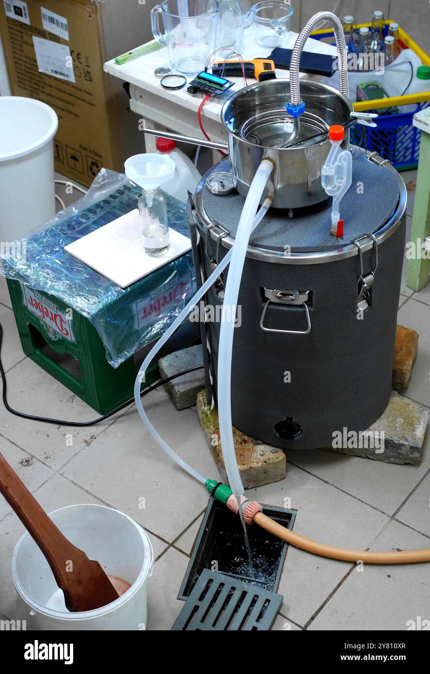 Herstellung von hausgemachtem (Hasi-)Palinka, Komitat Pest, Ungarn Stockfoto
