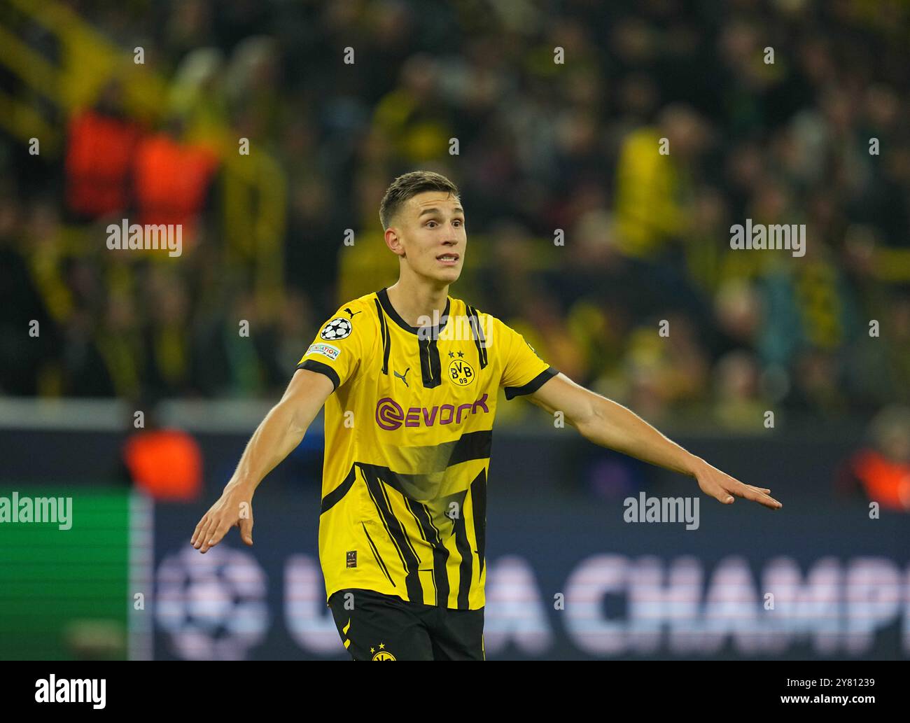 Signal Luna Park, Dortmund, Deutschland. Oktober 2024. Nico Schlotterbeck von Borussia Dortmund während eines Champions League Group Phase MD2 Spiels, Borussia Dortmund gegen Celtic, im Signal Luna Park, Dortmund. Ulrik Pedersen/CSM/Alamy Live News Stockfoto