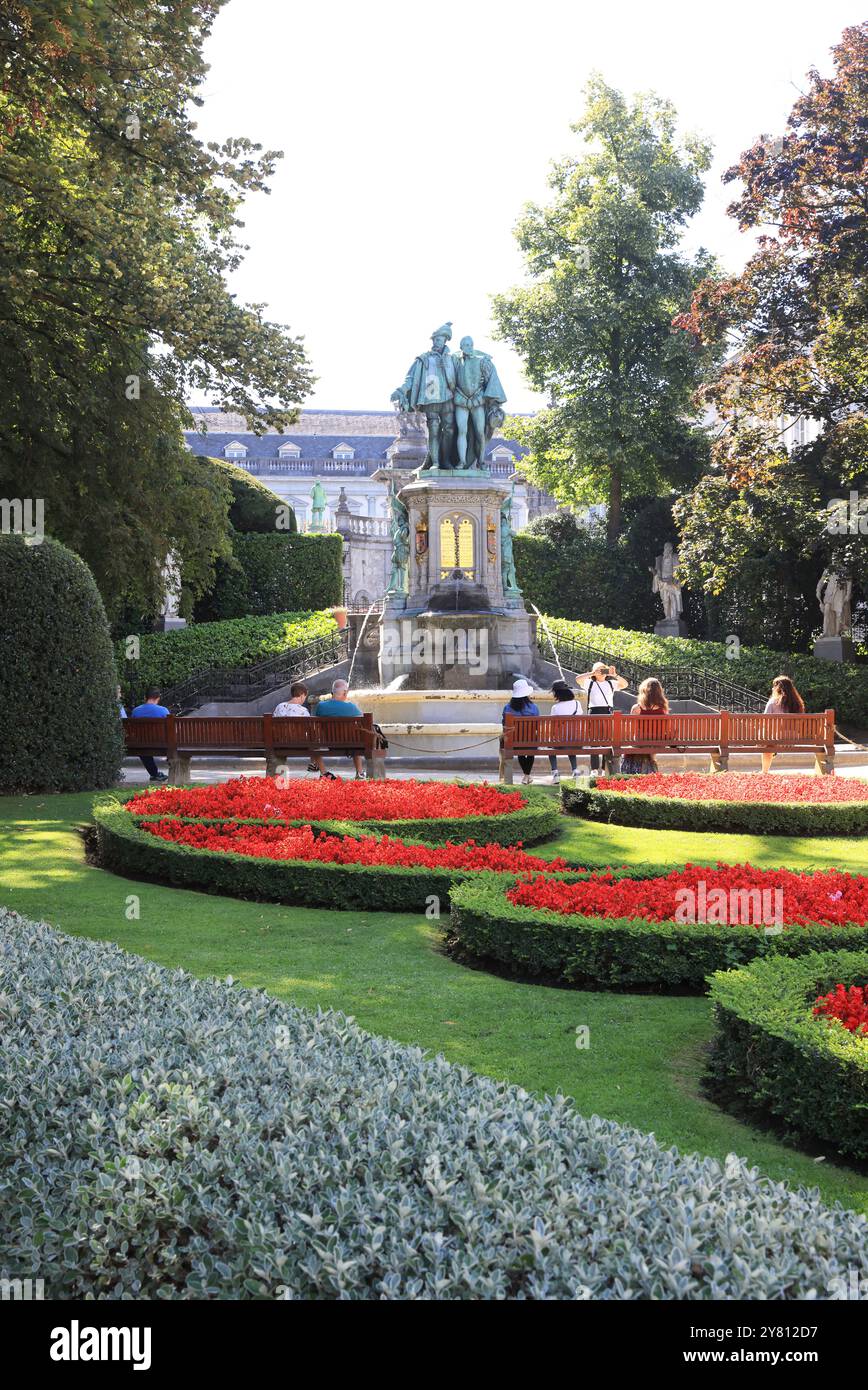 Le Petit Sablon Square, ein wunderschöner Garten in Brüssel, der 1890 vom Architekten Henri Beyaert, Belgien, mit Statuen der Grafen Egmont & Hornes geschaffen wurde. Stockfoto