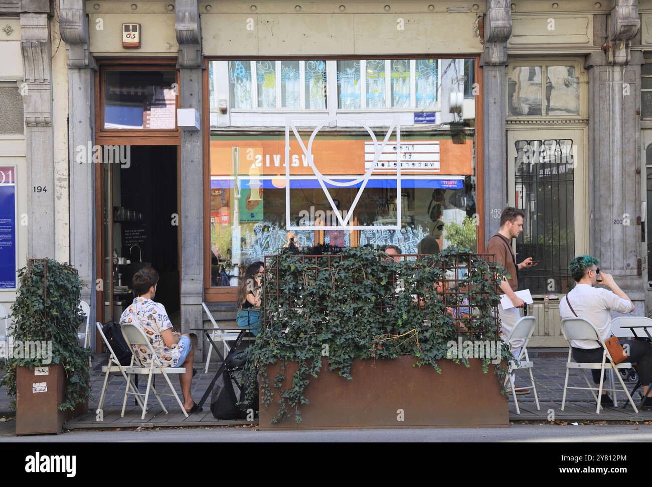 Modische Rue Antione Dansaert mit Boutiquen, Restaurants und Cafés in Brüssel, Belgien. Stockfoto