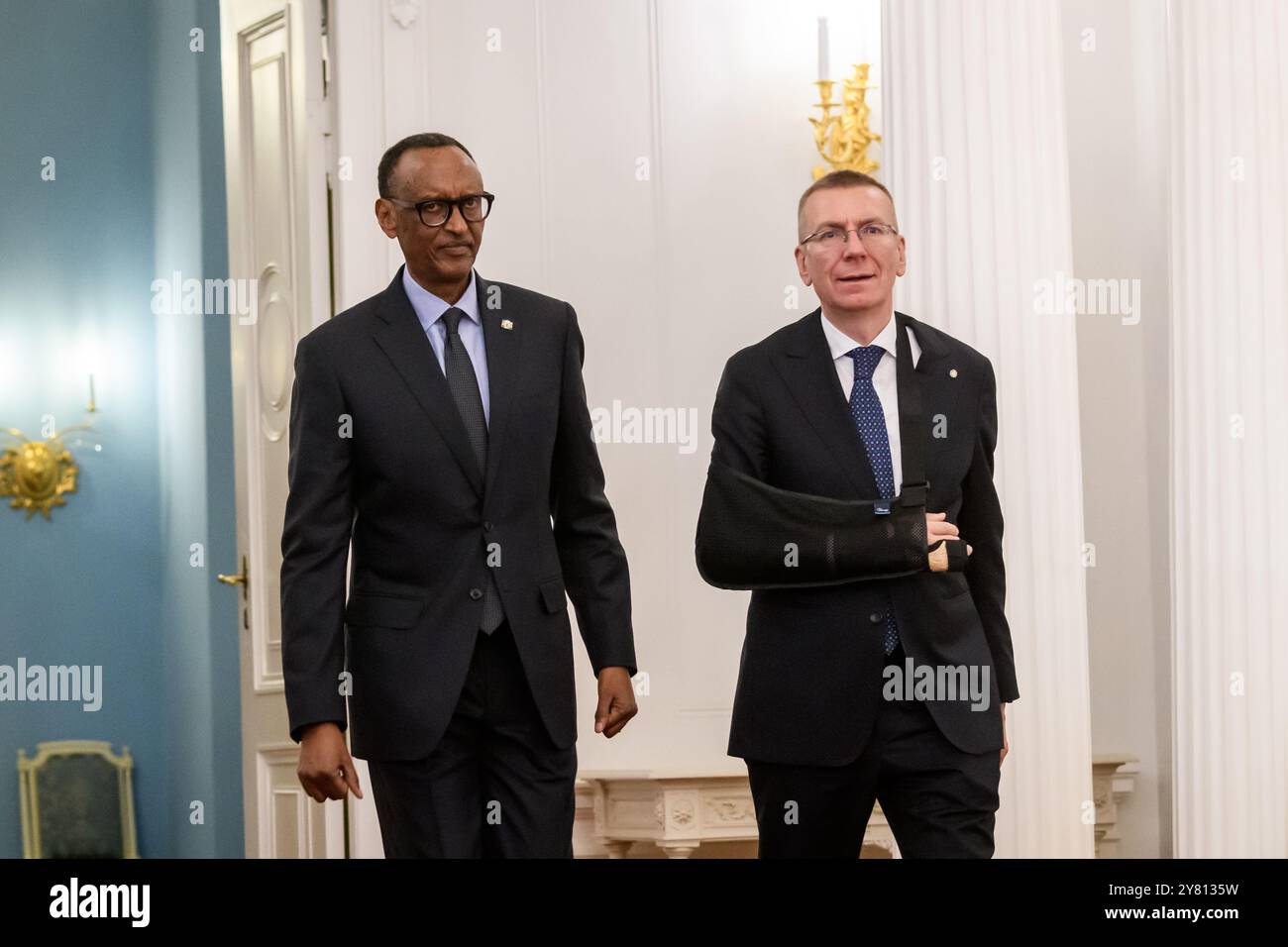 RIGA, Lettland. Oktober 2024. Paul Kagame (L), Präsident Ruandas, und Edgars Rinkevics (R), während der Pressekonferenz nach dem Treffen im Rigaer Schloss. Quelle: Gints Ivuskans/Alamy Live News Stockfoto