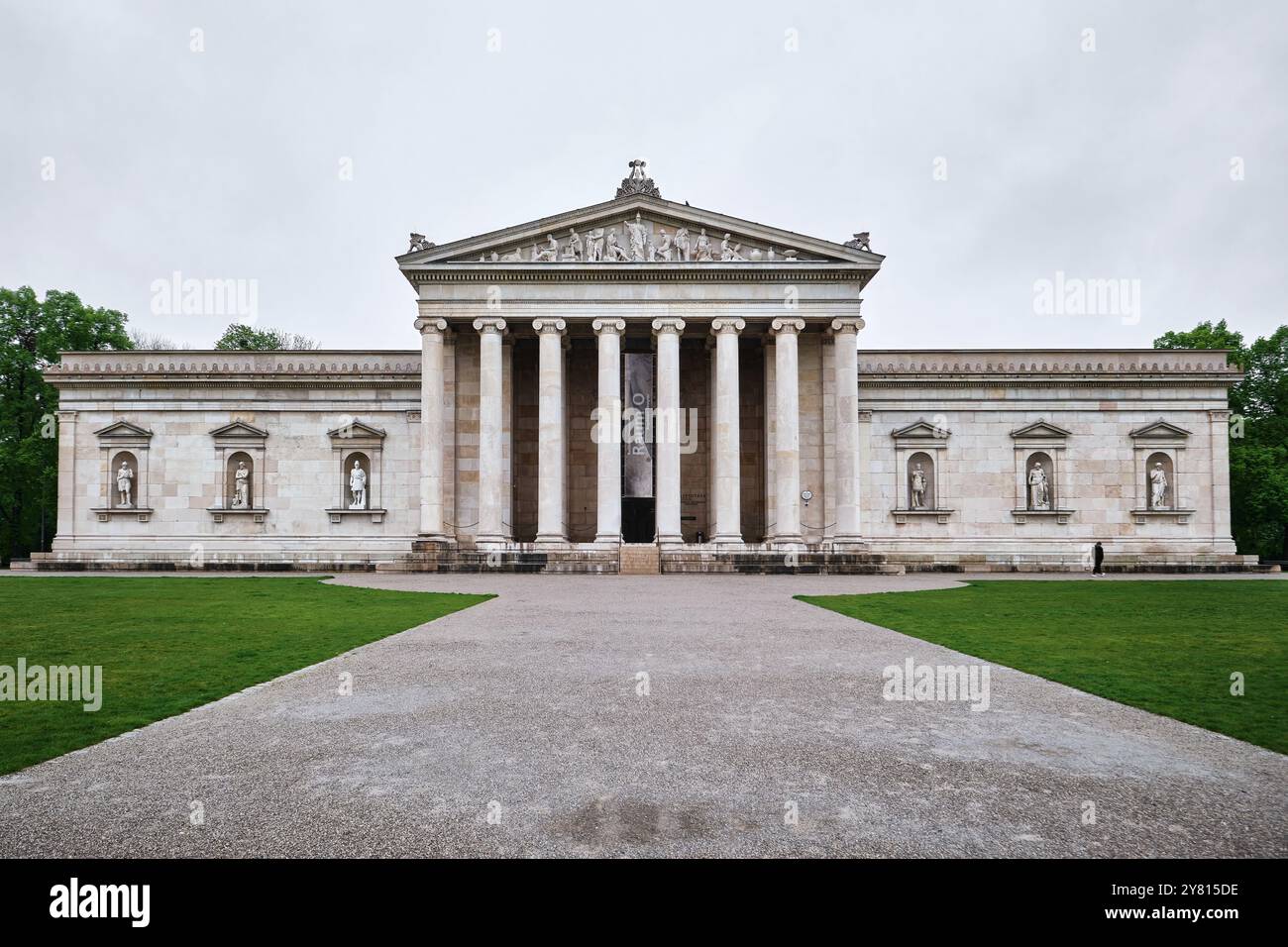 München, Deutschland - 18. April 2024: Die Glyptothek, ein Museum mit Sammlung griechischer und römischer Skulpturen. Sie befindet sich am Königsplatz Stockfoto