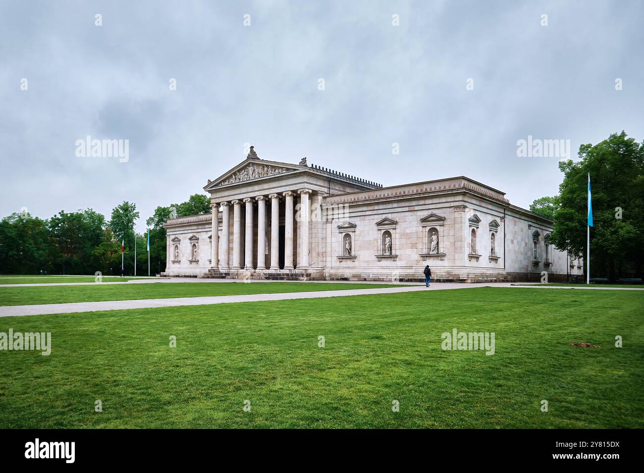 München, Deutschland - 18. April 2024: Die Glyptothek, ein Museum mit Sammlung griechischer und römischer Skulpturen. Sie befindet sich am Königsplatz Stockfoto