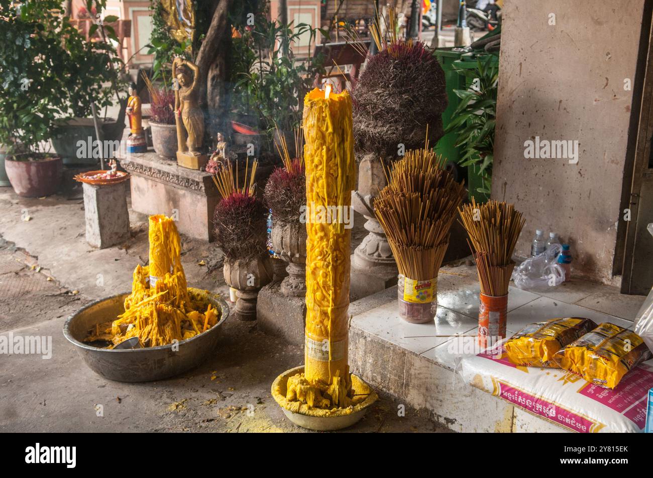 Während des Pchum Ben Festivals wird im Tempel Wat Saravan eine riesige Kerze angezündet. Phnom Penh, Kambodscha. Oktober 2024. © Kraig Lieb Stockfoto