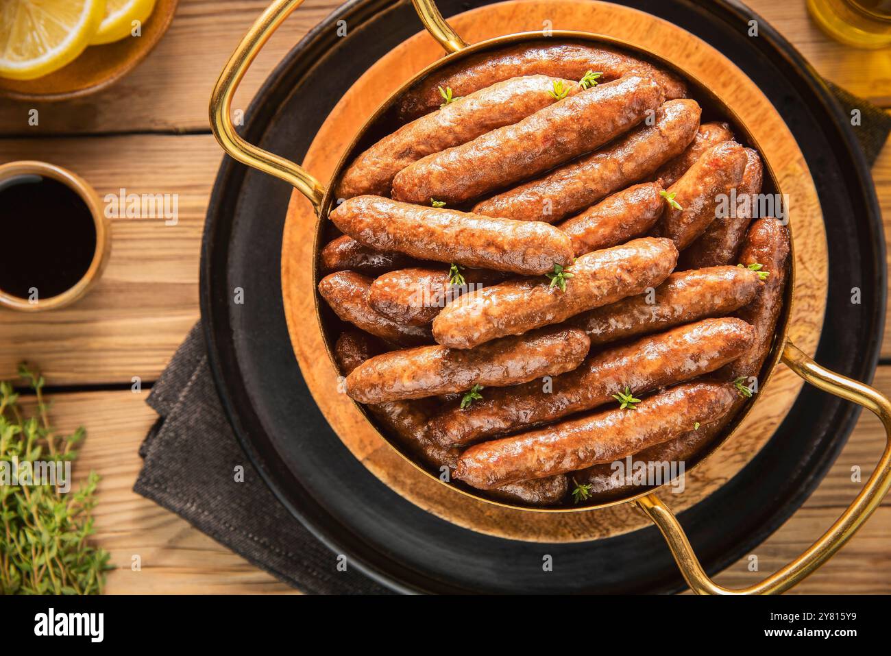 Arabische Küche; libanesische Würstchen oder Makanek. Es ist eine Mischung aus Rindfleisch und Lamm, gekocht in Butter, Granatapfelmelasse und Zitrone. Stockfoto