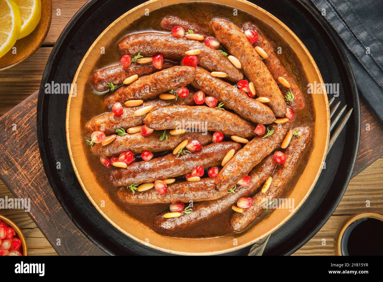 Arabische Küche; libanesische Würstchen oder Makanek. Es ist eine Mischung aus Rindfleisch und Lamm, gekocht in Butter, Granatapfelmelasse und Zitrone. Stockfoto