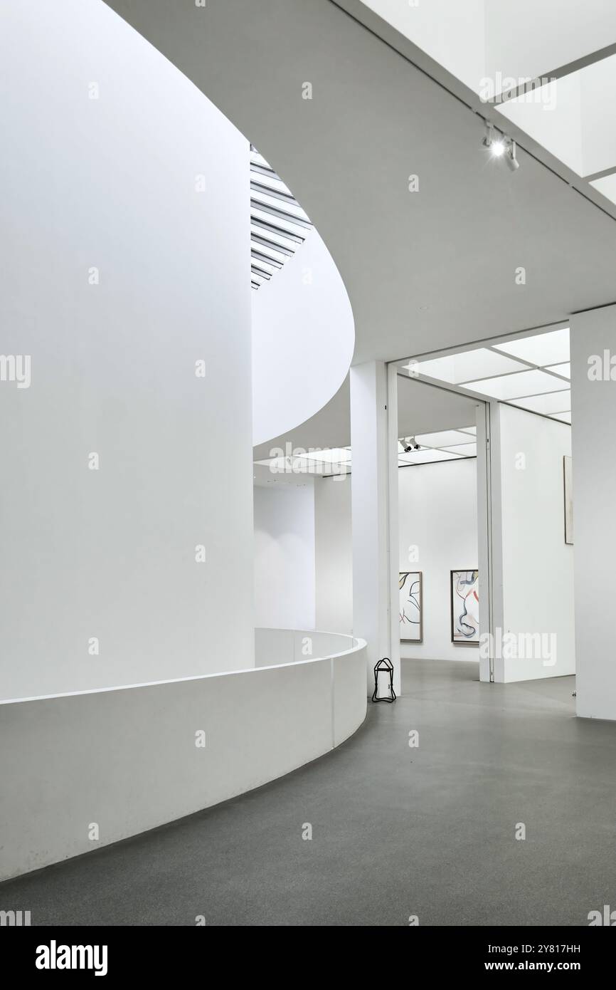München - 17. April 2024: Innenraum der Pinakothek der Moderne, Museum für Moderne Stockfoto