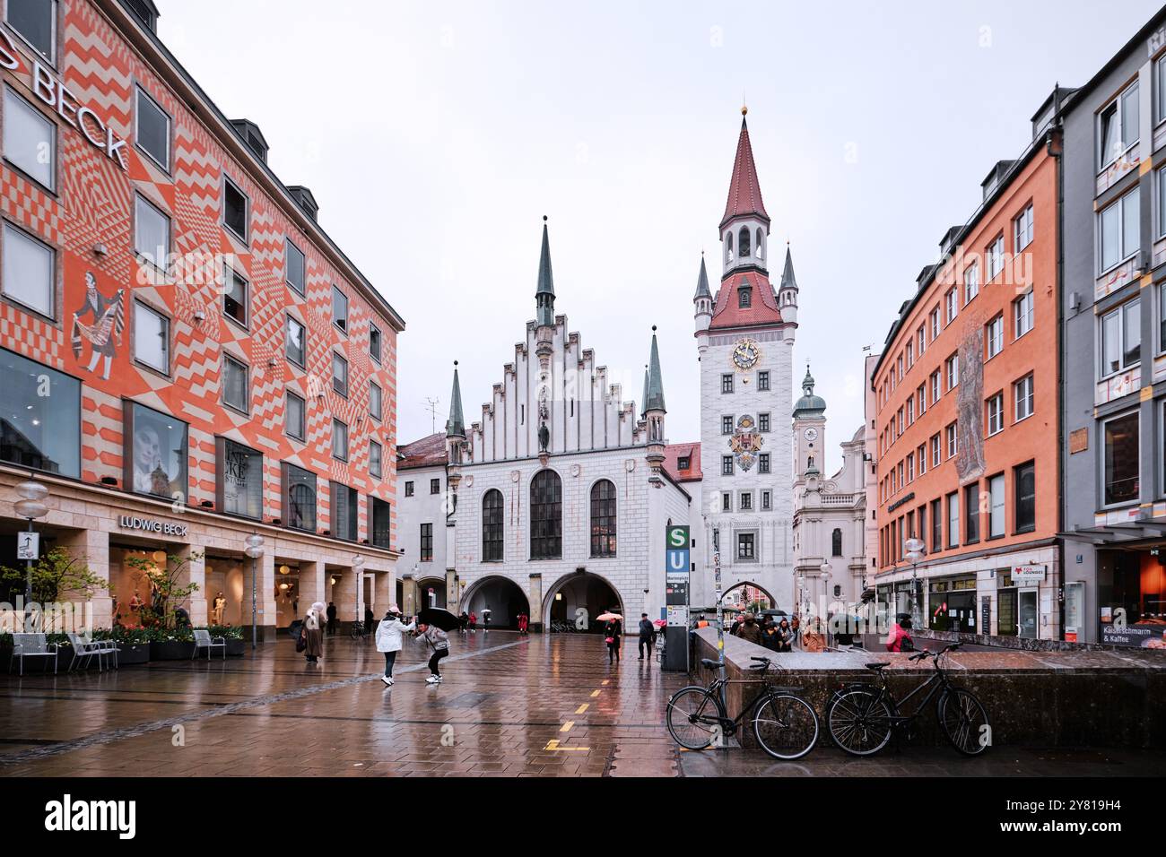 München, Deutschland - 18. April 2024: Blick auf den Marienplatz und das historische Rathaus Stockfoto