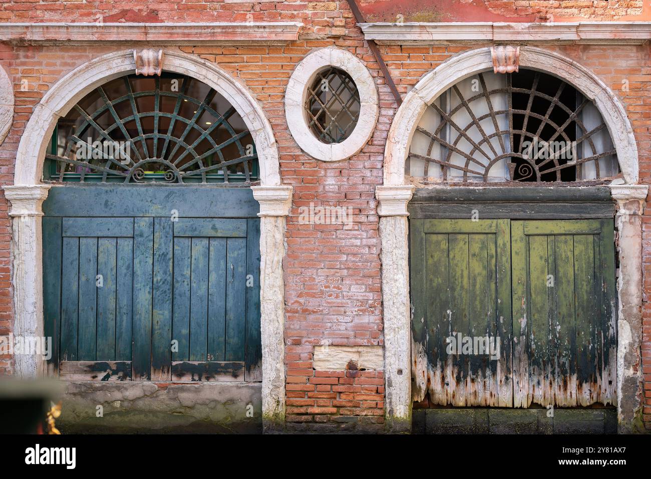 Hintergrund mit zwei alten Türen. Farben von Venedig. Terrakotta, Petrol und antikes Grün. Harmonische Farbkombination. Stockfoto
