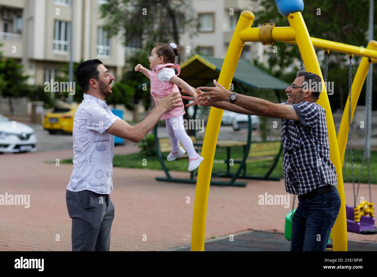 Gaziantep, Türkei. Mai 2022. Der syrische Großvater Kamal Khatib spielt mit seinem Enkel auf einem Spielplatz in Gaziantep. Kamal und sein Sohn Bashir wurden getrennt, als Kamal vor dem Krieg floh, um in Jordanien Zuflucht zu suchen. Erst zehn Jahre später, als Kamal in die Türkei reisen konnte, um seine sehr aggressive Krebsform behandeln zu lassen, kam er mit seinem Sohn wieder zusammen, der jetzt mit seiner Frau und zwei kleinen Kindern in der Türkei lebt. Das Ereignis verdeutlicht die Tragödie des Krieges in Syrien, in dem die Syrer in einem nie endenden Konflikt gefangen sind, der ihnen große Verluste, Vertreibungen und immenses Leid verursacht Stockfoto