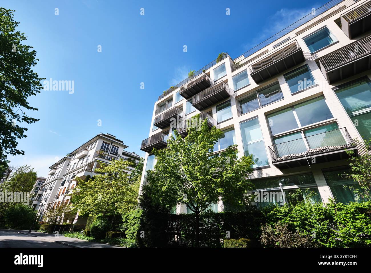 München, Deutschland - 18. April 2024: Luxus-Apartmentblock in der Sophienstraße, Alter Botanischer Garten im Zentrum Stockfoto