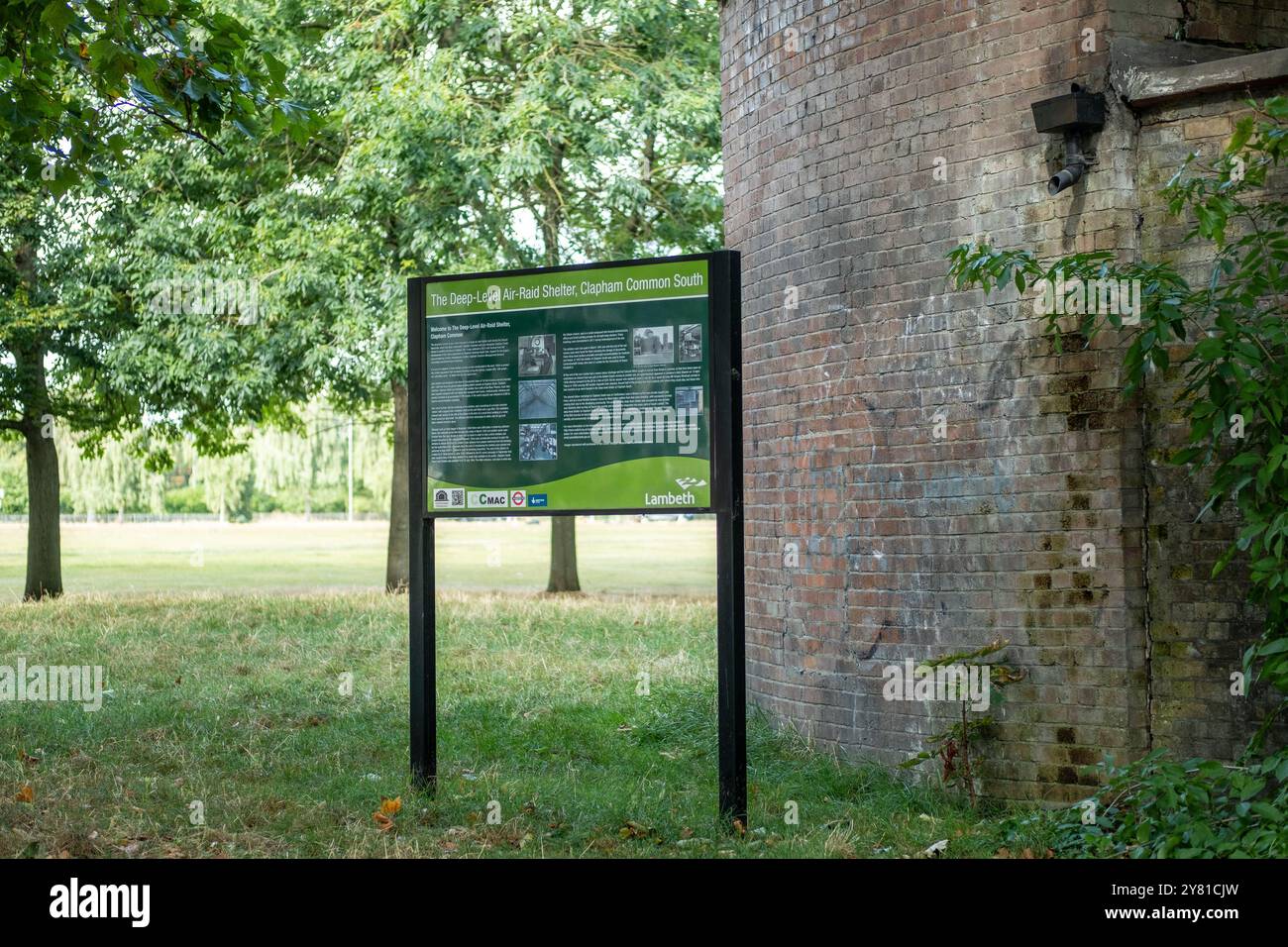 LONDON – 3. SEPTEMBER 2024: Luftschutzhütte in clapham South im Südwesten Londons. Wahrzeichen und Besucherattraktion Stockfoto