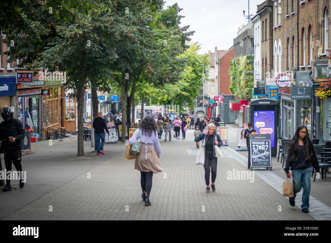SUTTON, LONDON, 10. SEPTEMBER 2024: Sutton High Street. Die Hauptstraße der Geschäfte in der Stadt Sutton im Süden Londons, Surrey. Stockfoto