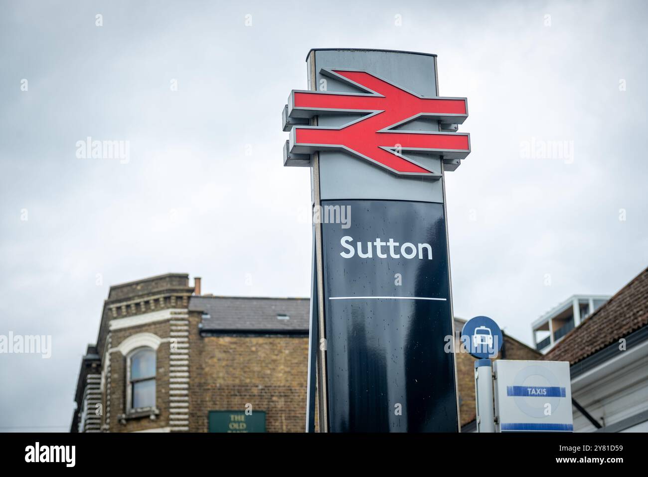 SUTTON, LONDON – 10. SEPTEMBER 2024: Sutton Railway Station im Süden Londons – Hauptbahnhof von Sutton mit Southern- und Thames Link-Zügen. Stockfoto