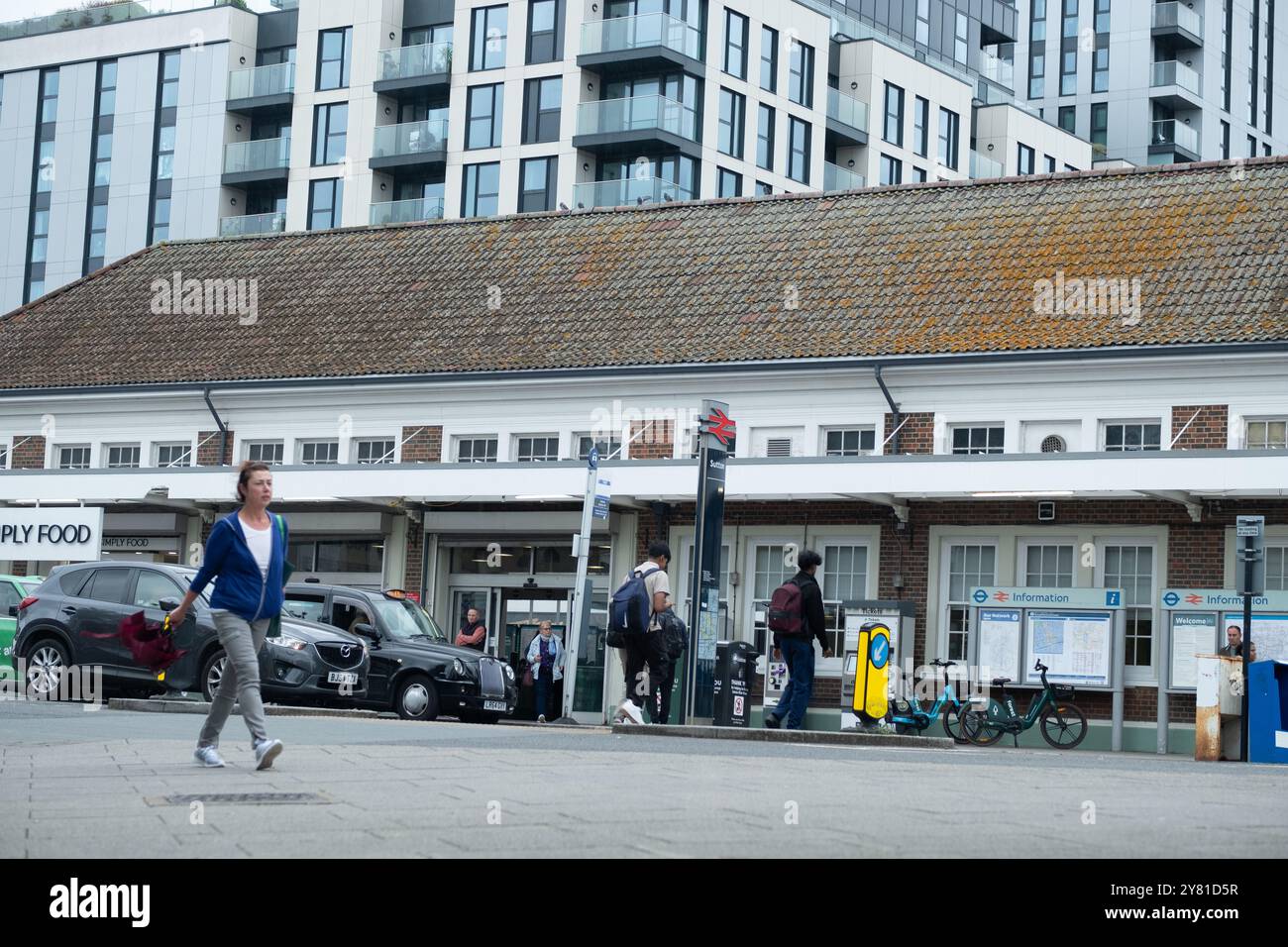 SUTTON, LONDON – 10. SEPTEMBER 2024: Sutton Railway Station im Süden Londons – Hauptbahnhof von Sutton mit Southern- und Thames Link-Zügen. Stockfoto