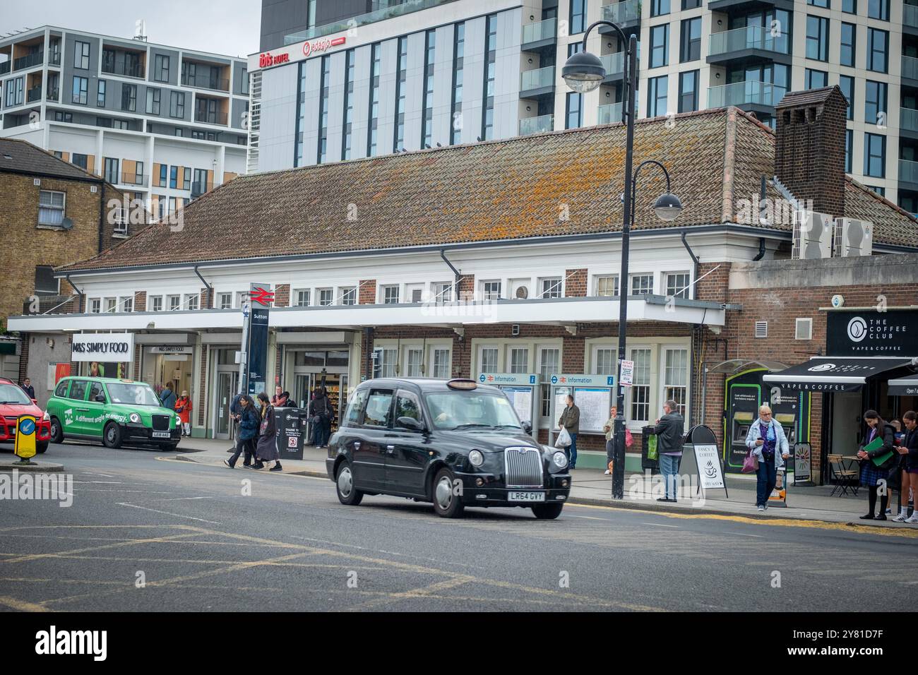 SUTTON, LONDON – 10. SEPTEMBER 2024: Sutton Railway Station im Süden Londons – Hauptbahnhof von Sutton mit Southern- und Thames Link-Zügen. Stockfoto